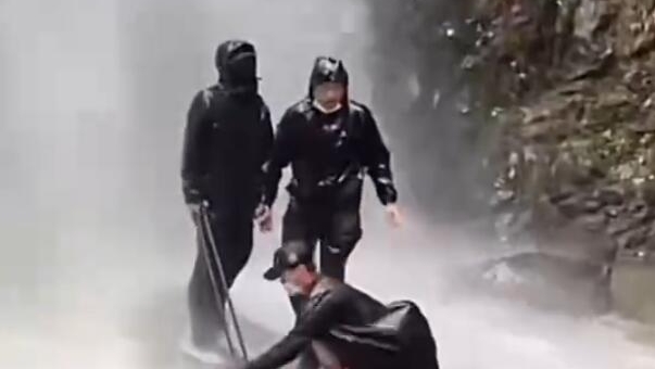 暴雨天打卡瀑布出什么片？ 警示教育片！